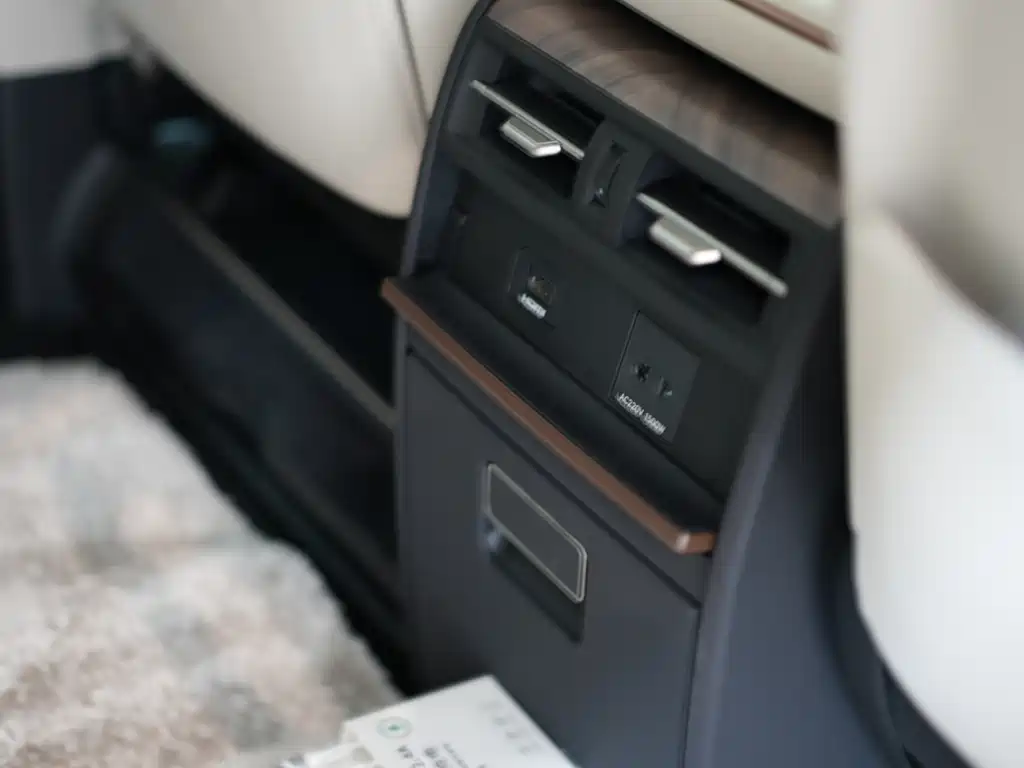 Lexus LM 2025 500h мест