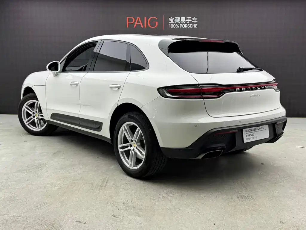 PORSCHE MACAN