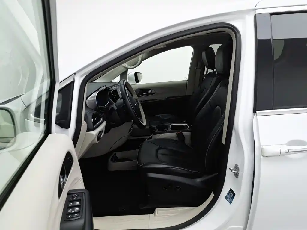 Chrysler Grand Voyager (Import) — миниатюра 10