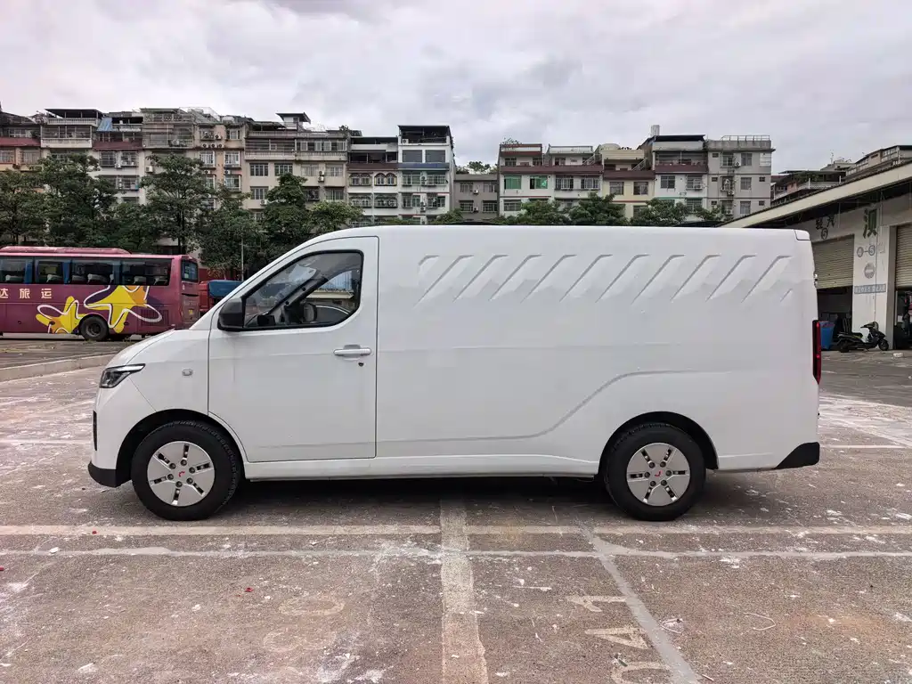 Wuling Yangguang — миниатюра 2