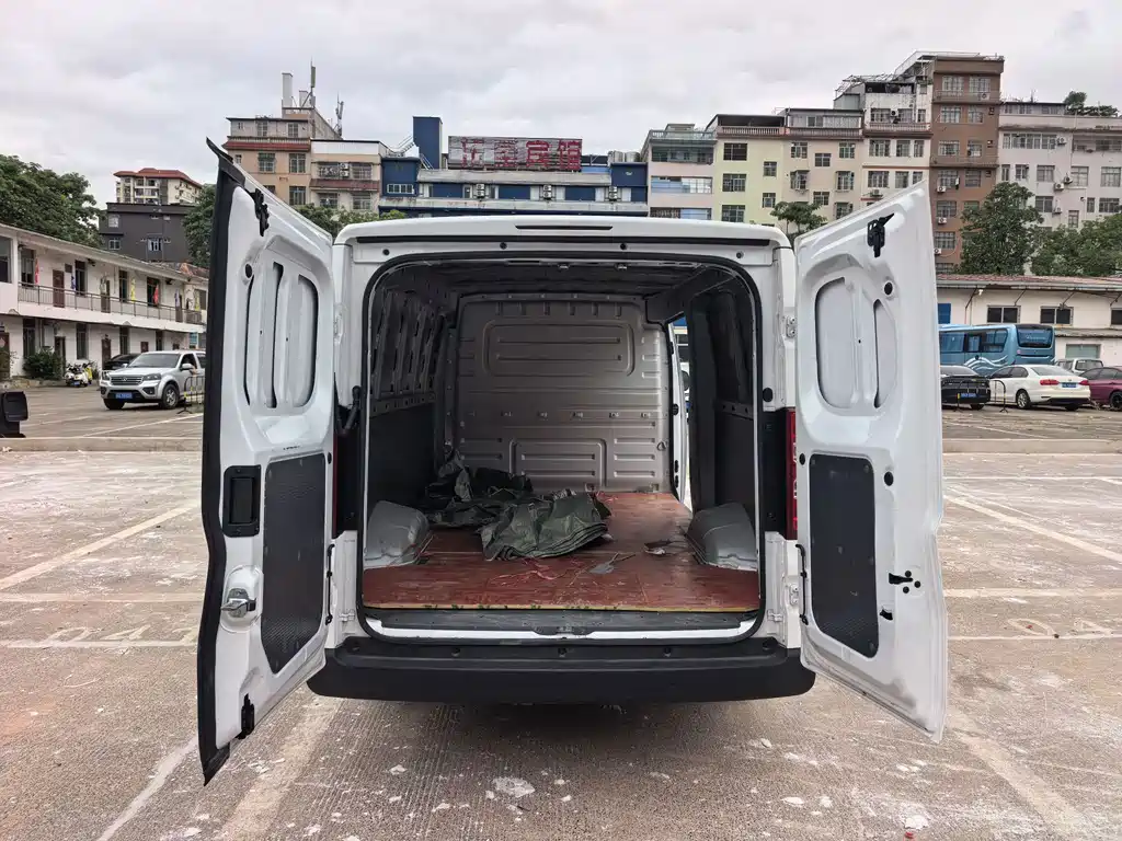 Wuling Yangguang — миниатюра 4