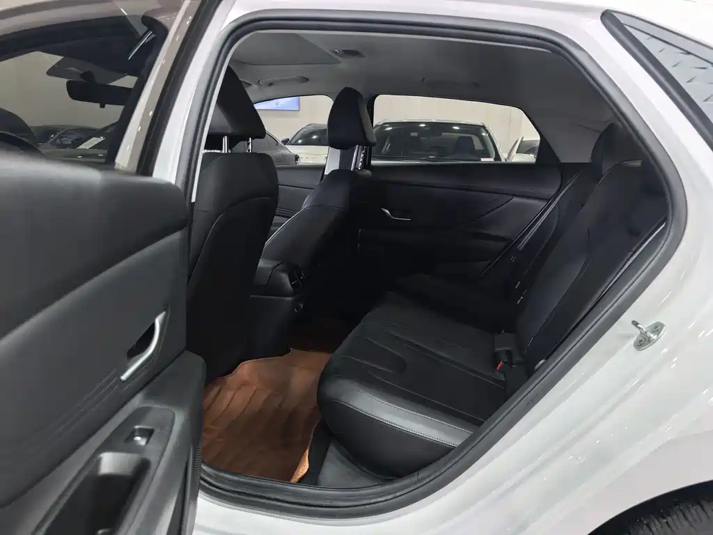 Hyundai Elantra — миниатюра 7
