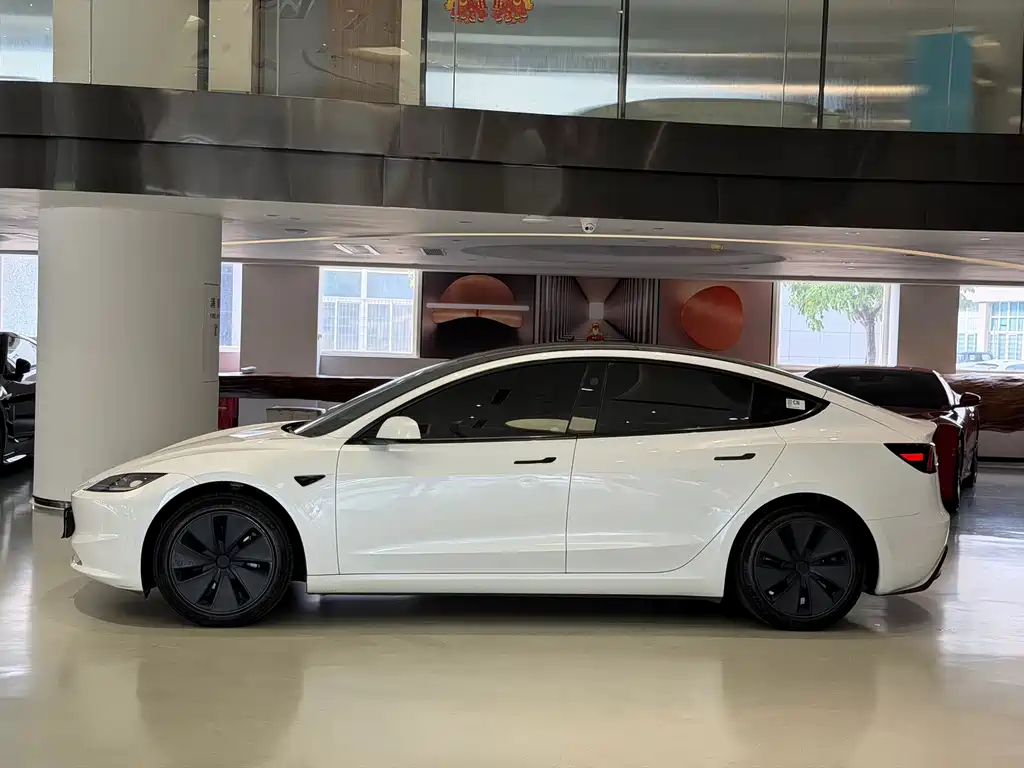 Tesla Model 3 — миниатюра 4