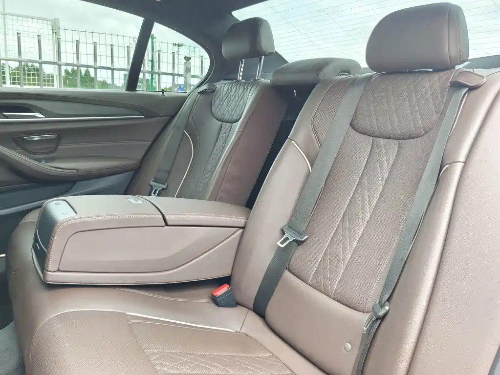 BMW 5 Series — миниатюра 8