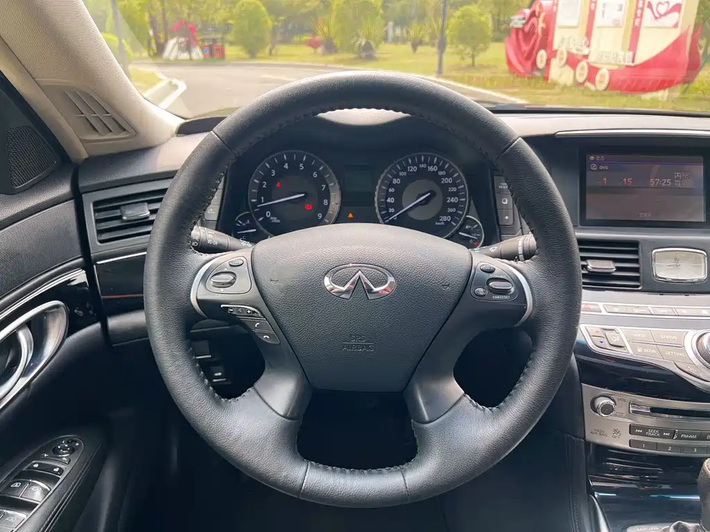 INFINITI Q70