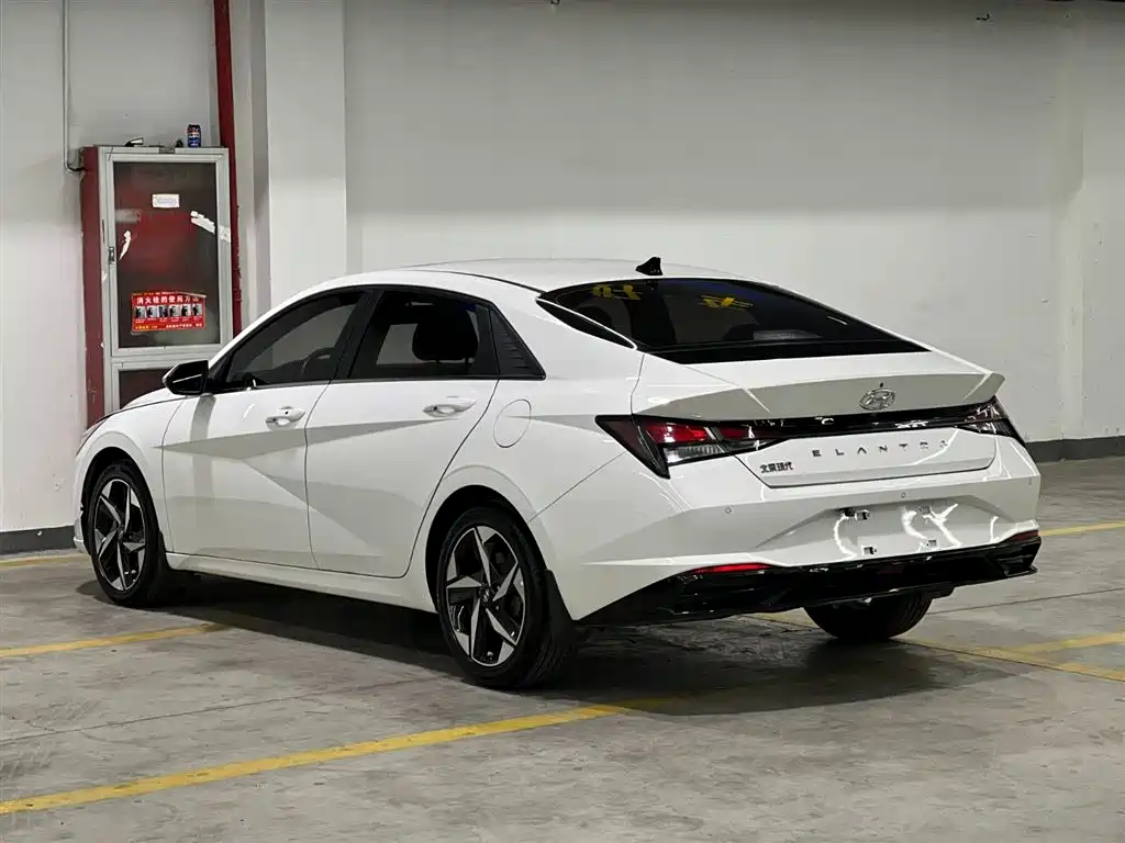 HYUNDAI ELANTRA