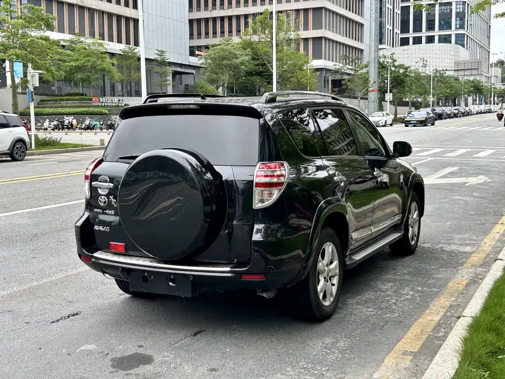 Toyota RAV4 — миниатюра 4