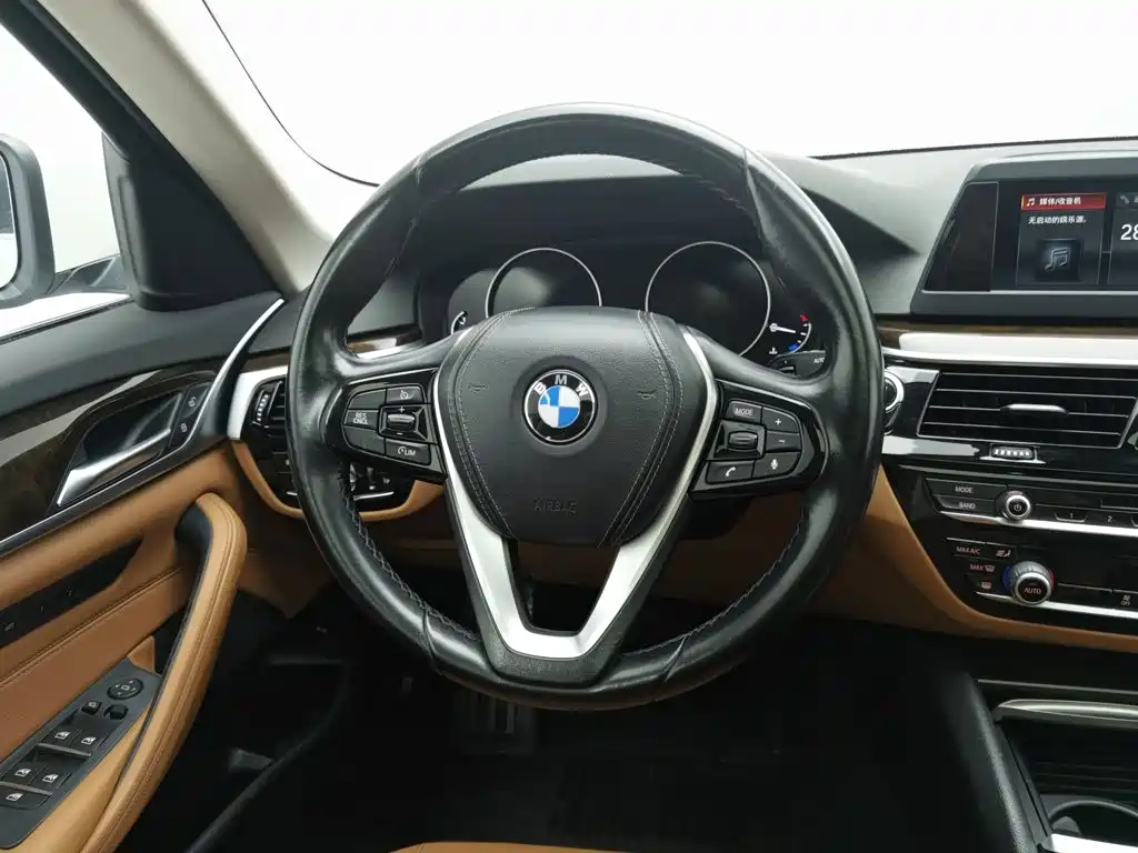 BMW 5 Series — миниатюра 11
