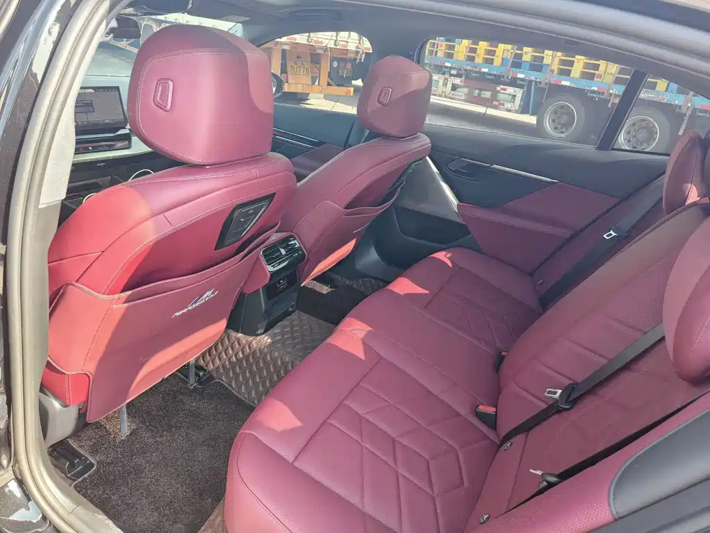 BMW 5 Series — миниатюра 13