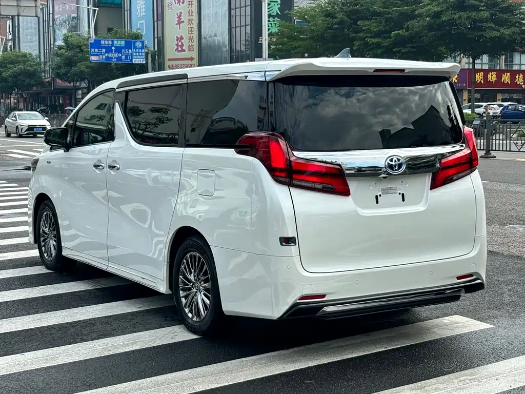Toyota Alphard — миниатюра 3