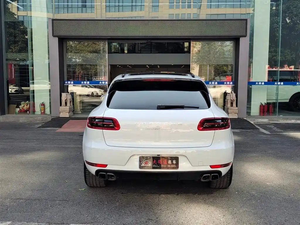 PORSCHE MACAN