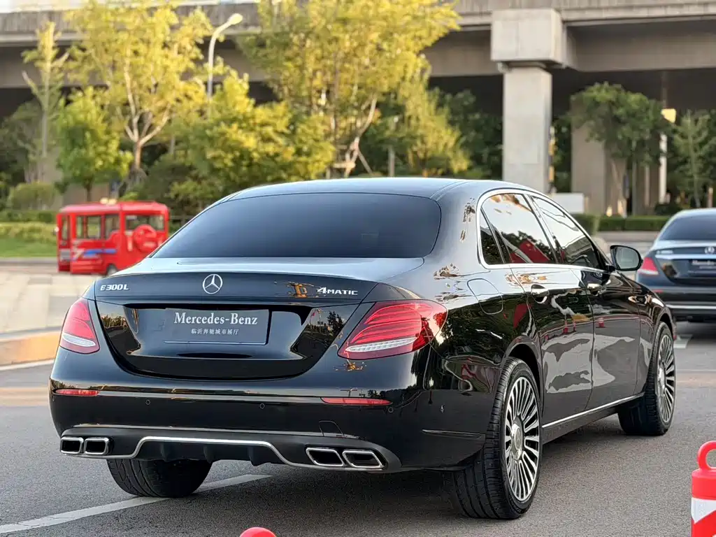 Mercedes-Benz E-Class — миниатюра 6