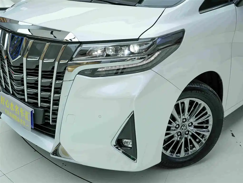 Toyota Alphard — миниатюра 20