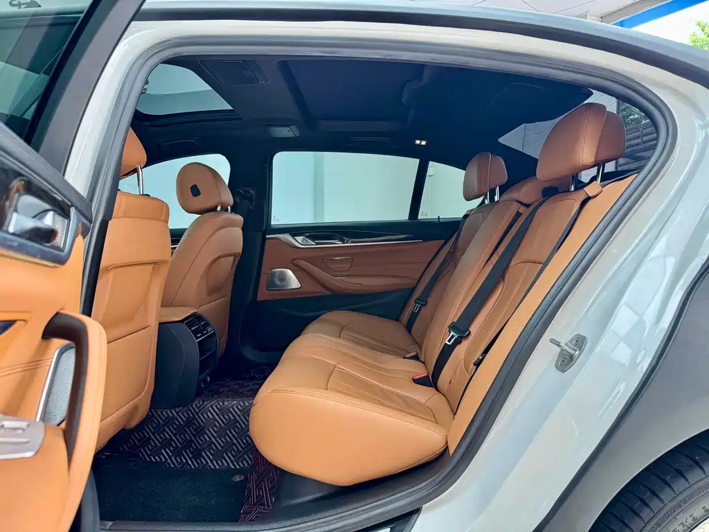 BMW 5 Series — миниатюра 9