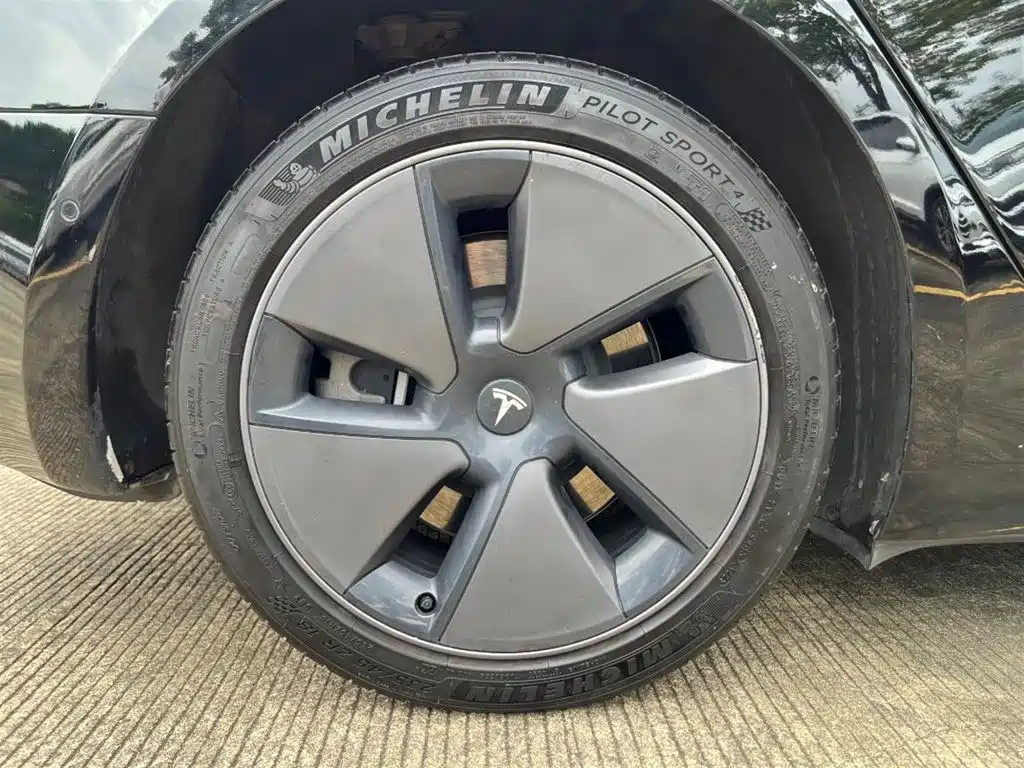 Tesla Model 3 — миниатюра 8