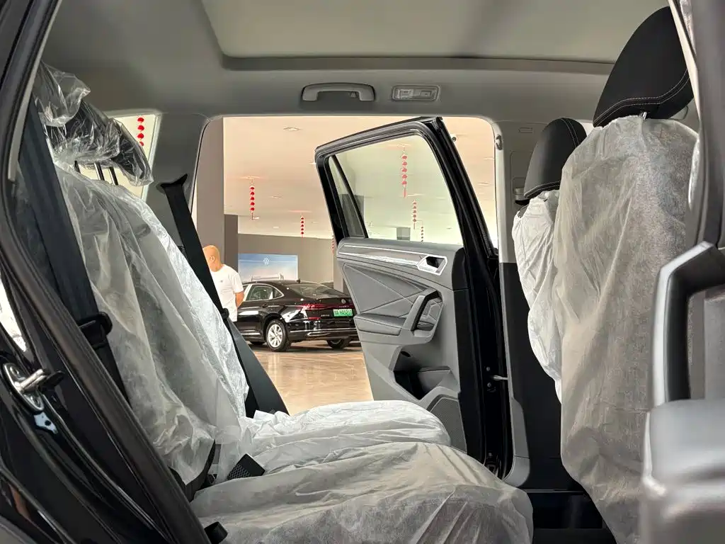 Volkswagen Tiguan L PHEV — миниатюра 11