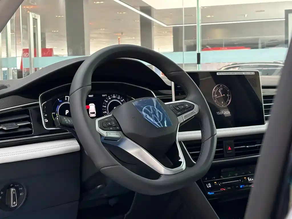 Volkswagen Tiguan L PHEV — миниатюра 16