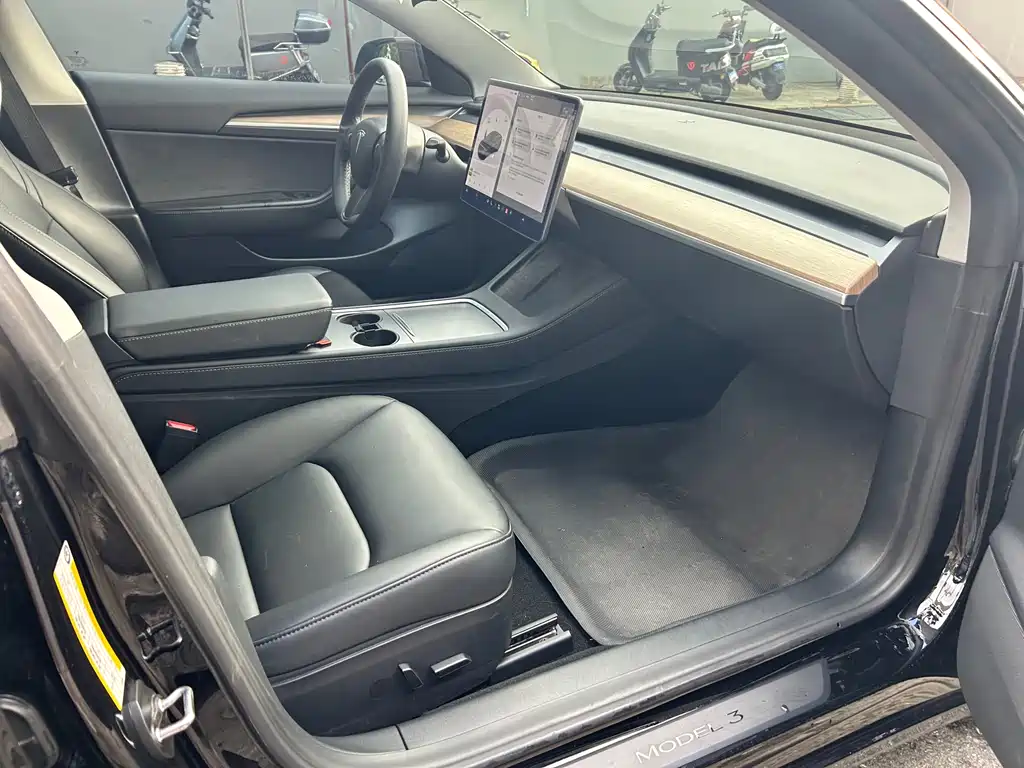 Tesla Model 3 — миниатюра 12
