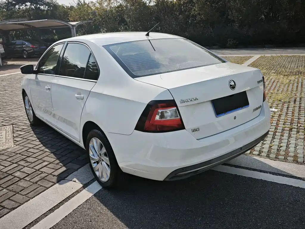 Skoda Rapid — миниатюра 6