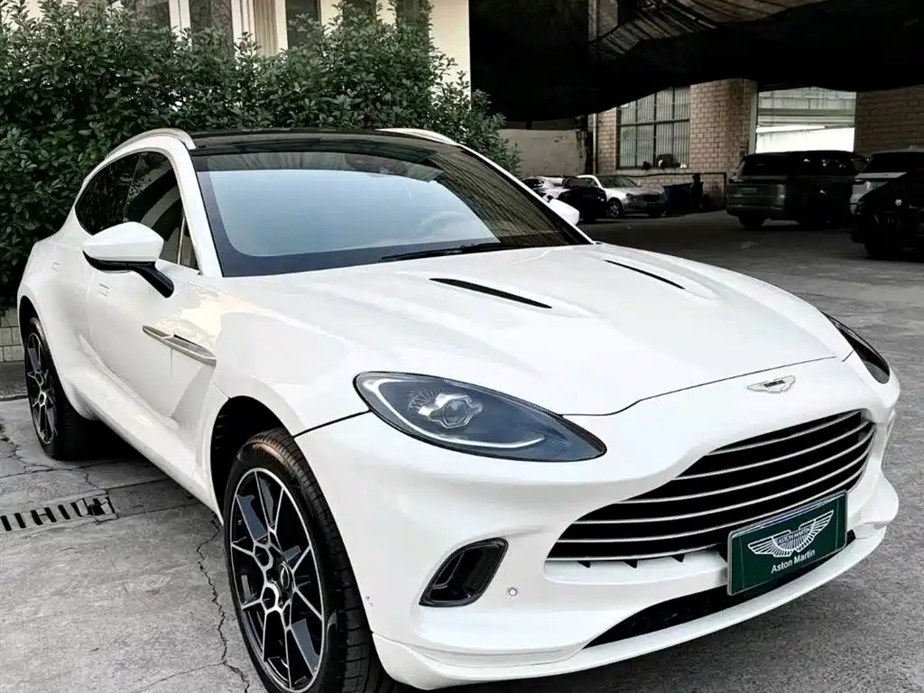 ASTON MARTIN DBX