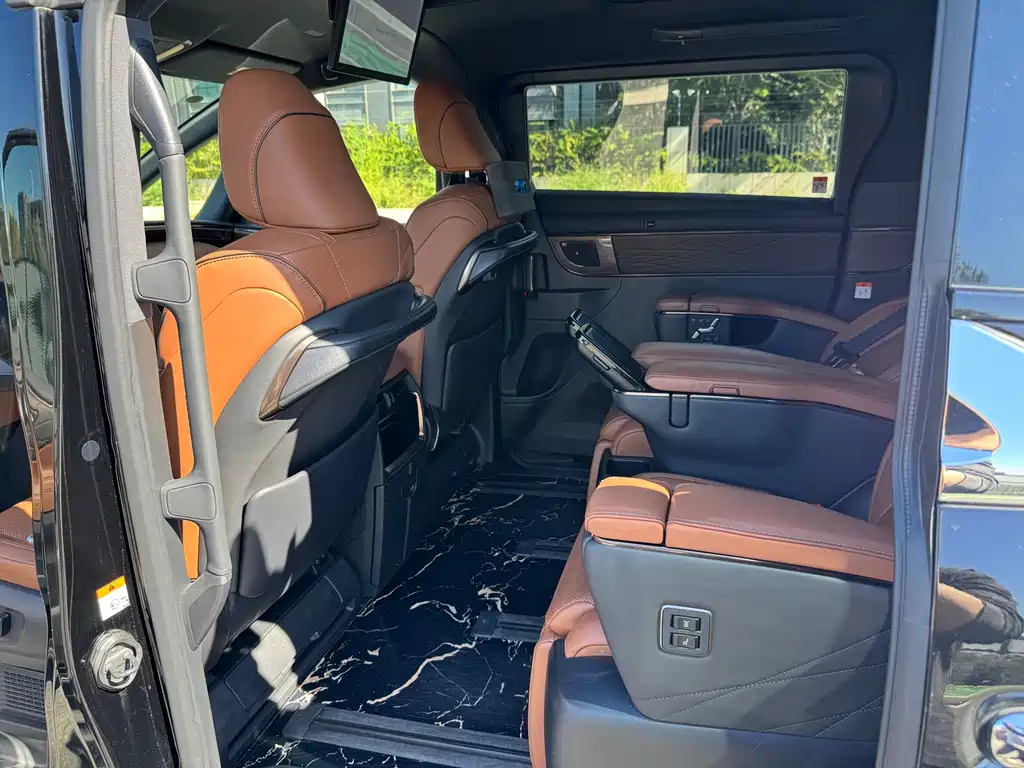 Toyota Alphard — миниатюра 12