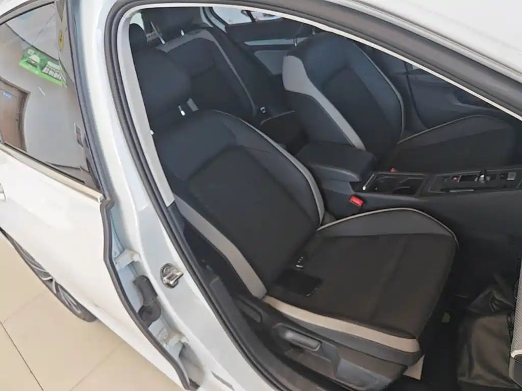 Volkswagen Golf — миниатюра 25
