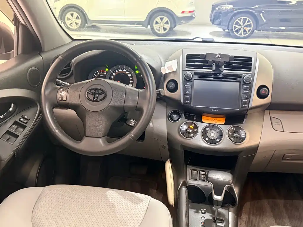 Toyota RAV4 — миниатюра 8