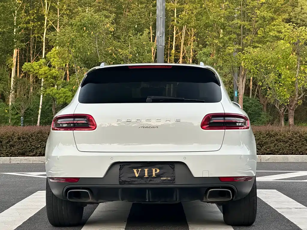 PORSCHE MACAN