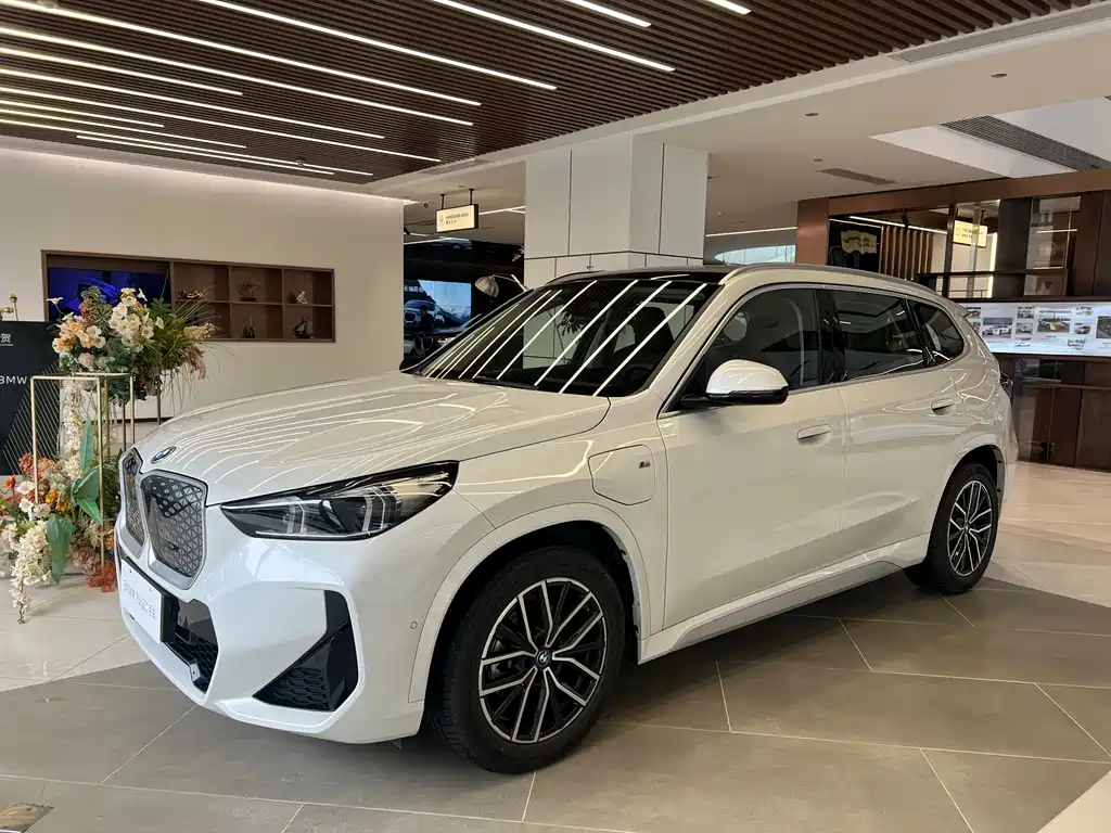 BMW iX1 2025