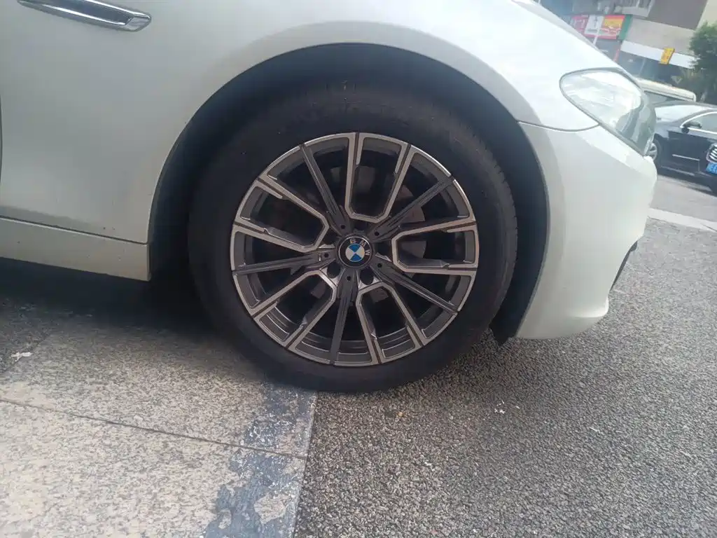 BMW 5 Series — миниатюра 24