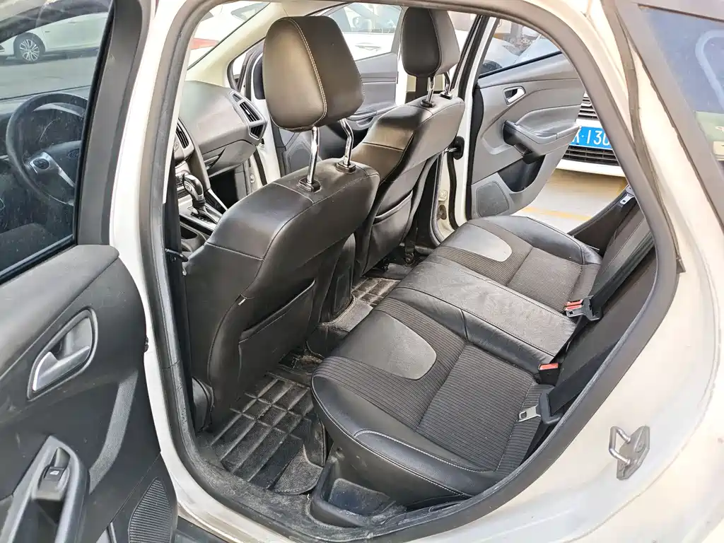 Ford Focus 2012 1.6L AT