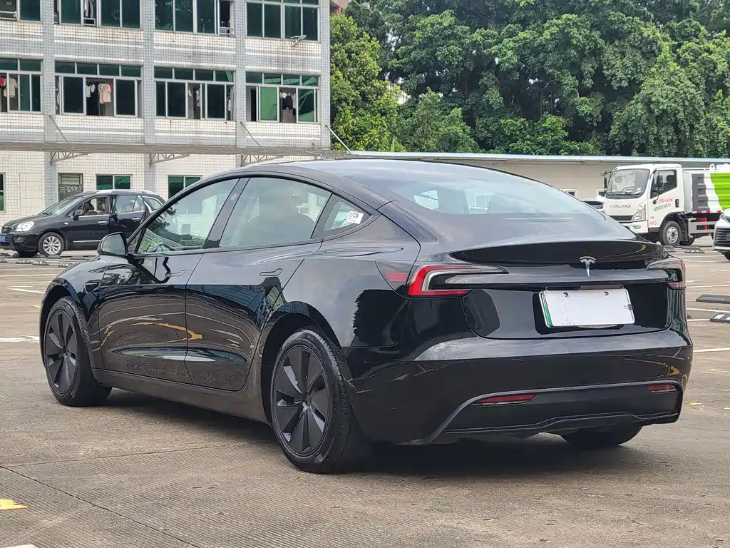 Tesla Model 3 — миниатюра 16