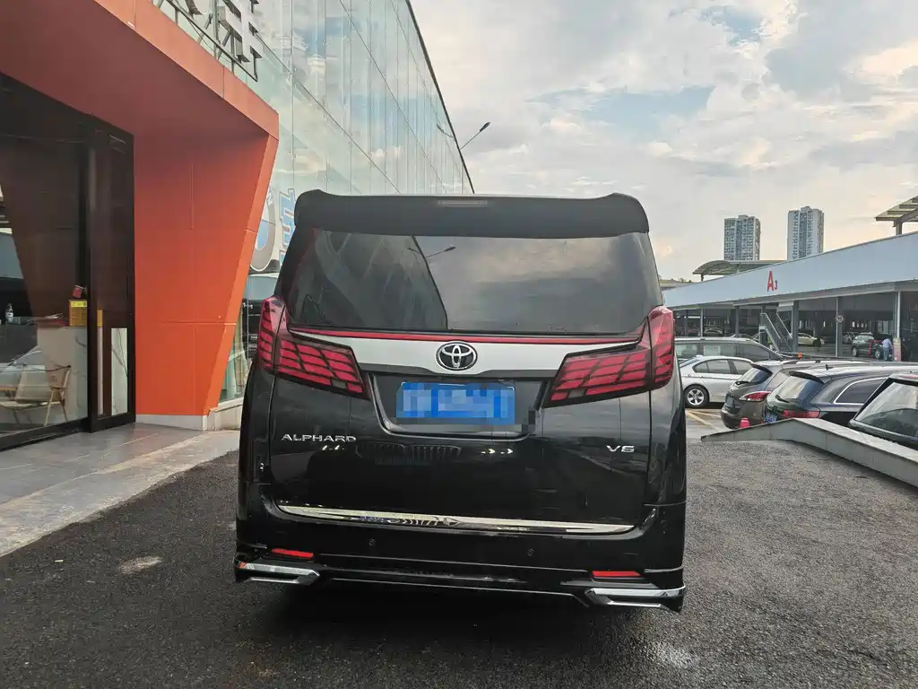 Toyota Alphard — миниатюра 3