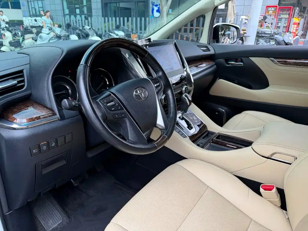 Toyota Alphard — миниатюра 7