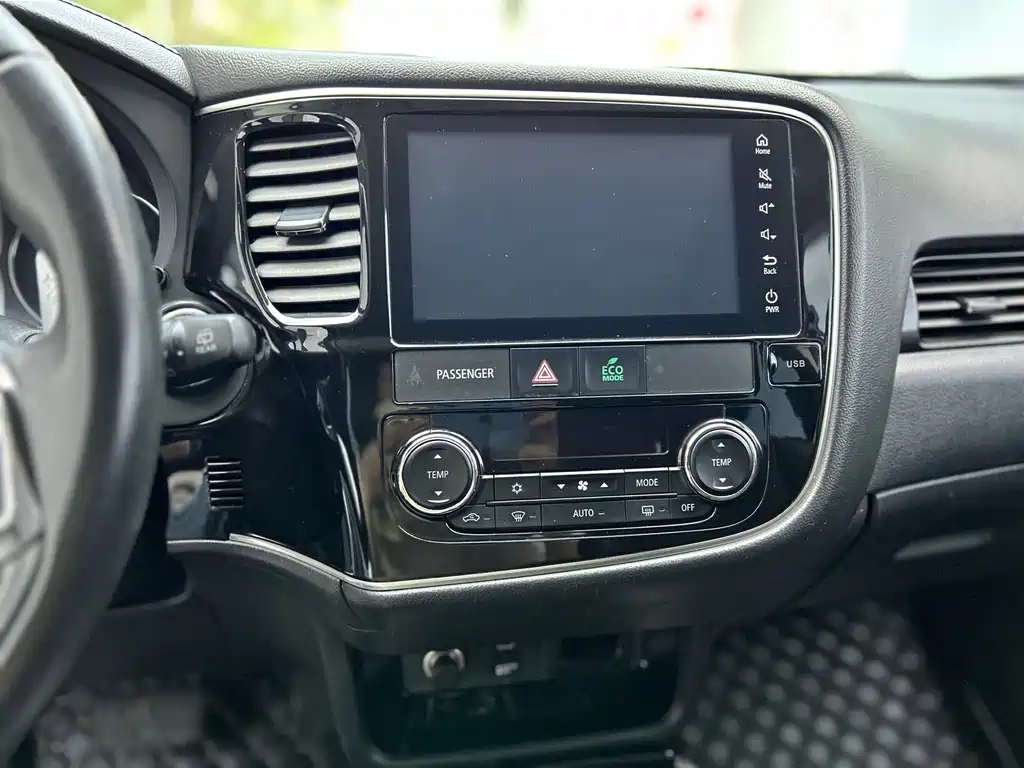 Mitsubishi Outlander — миниатюра 18