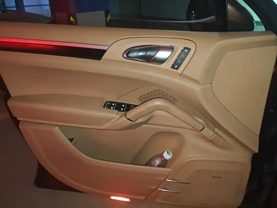 Porsche Cayenne — миниатюра 7