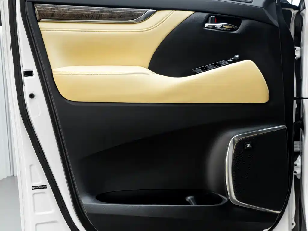 Toyota Alphard — миниатюра 21