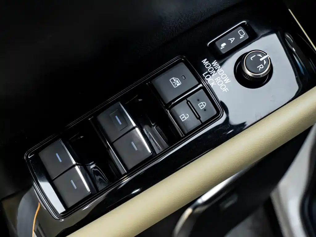 Toyota Alphard — миниатюра 23