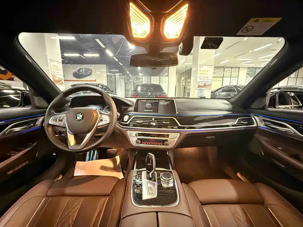 BMW 7 Series — миниатюра 13