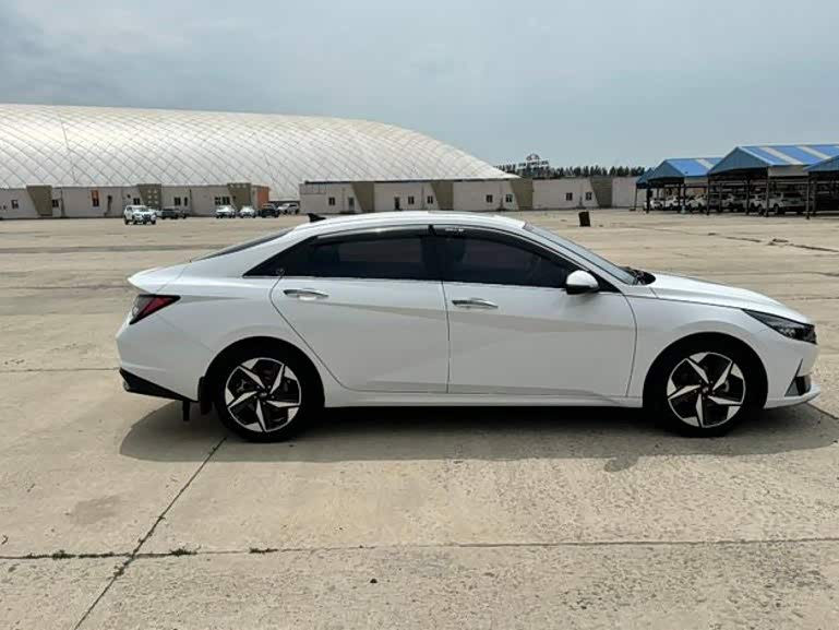 Hyundai Elantra 1.5 л 2023 г. Белый, пробег 17700 км