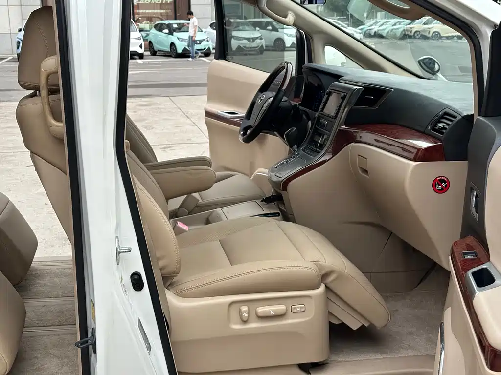 Toyota Alphard — миниатюра 10