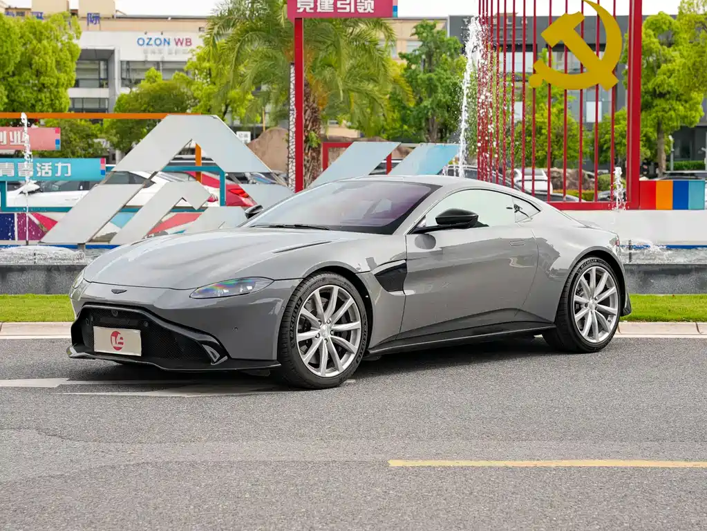 Aston Martin V8 Vantage 2021
