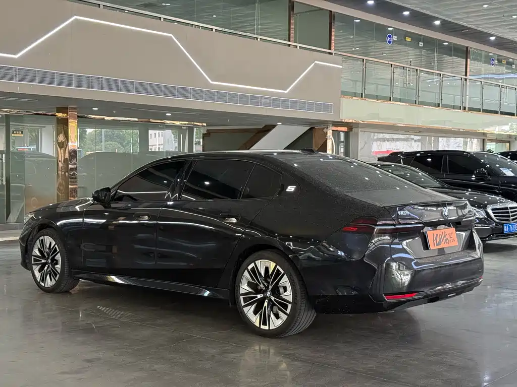 BMW 5 Series — миниатюра 9