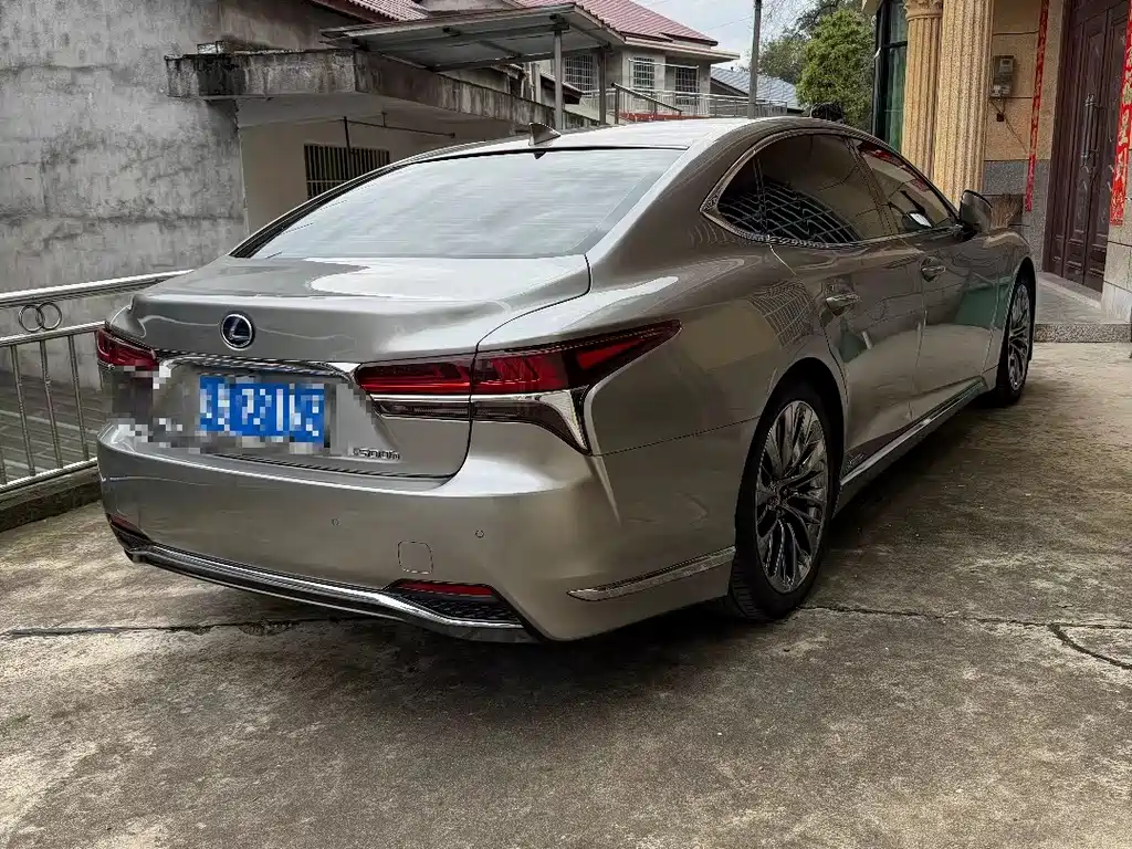 Lexus LS — миниатюра 5