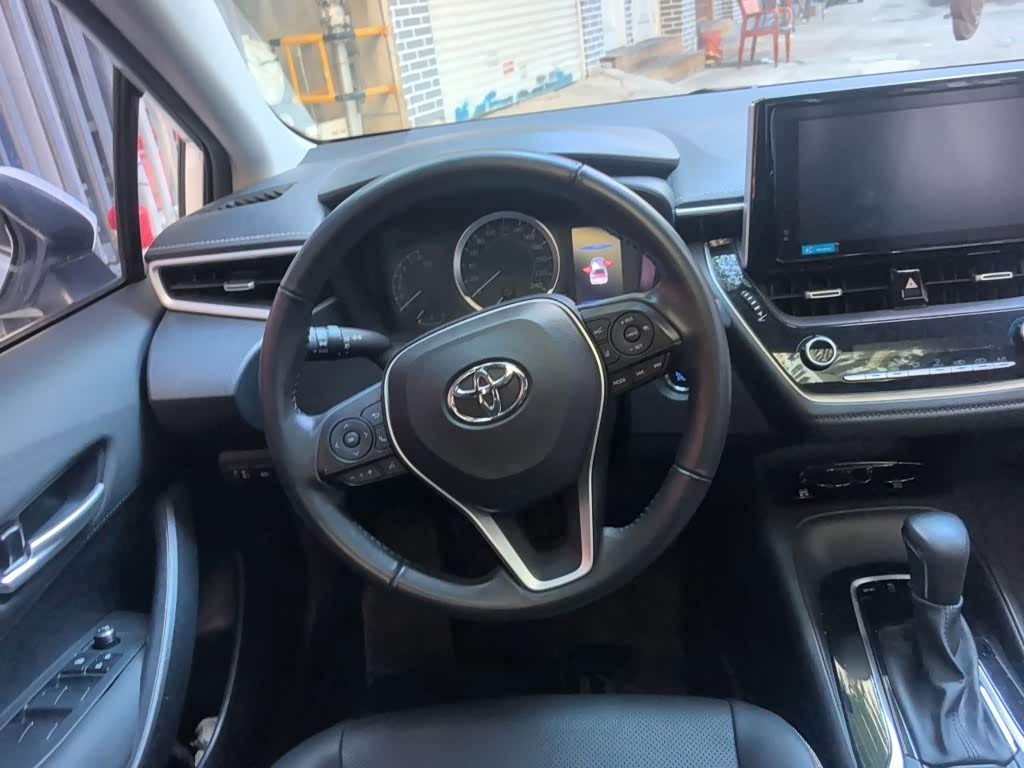 Toyota Corolla 1.2 л 2021 г. Белый, пробег 37200 км