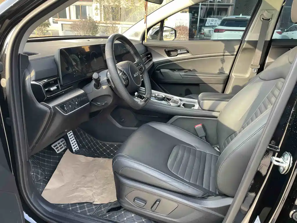 KIA LION PLATINUM EXPANDS THE WORLD