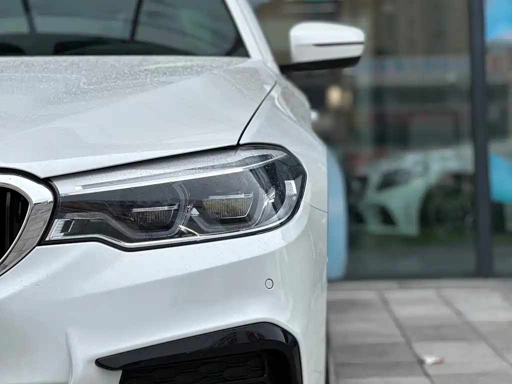 BMW 5 Series — миниатюра 13