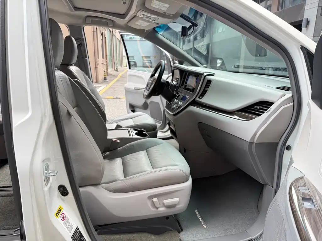 Toyota Sienna — миниатюра 13