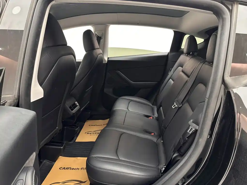 Tesla Model Y — миниатюра 9