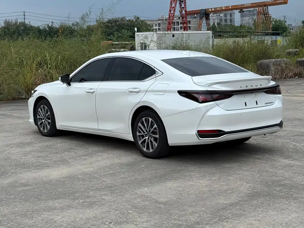 Lexus ES — миниатюра 14